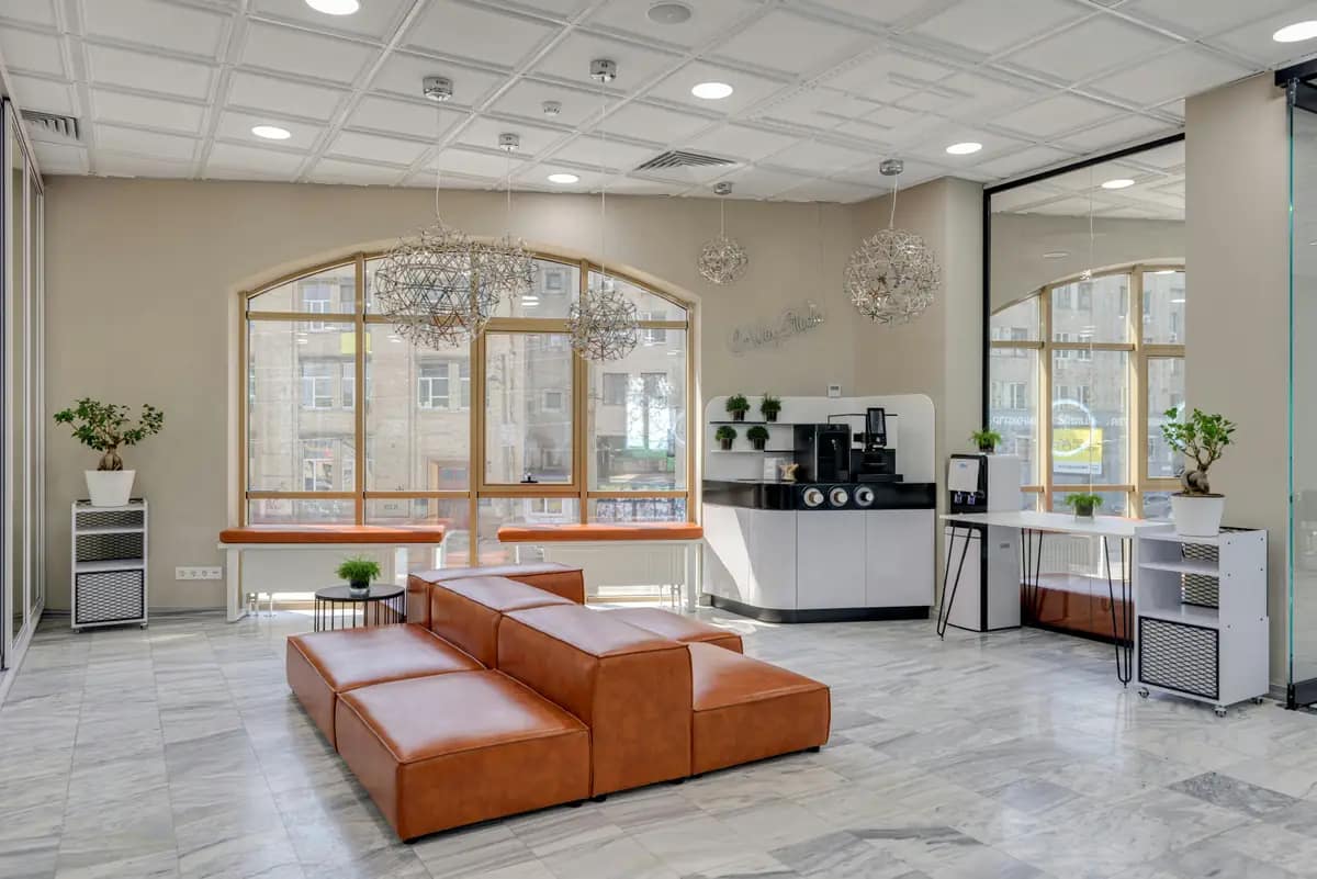 Perspective secondaire du salon Maison Halo avec banquette centrale et verrière