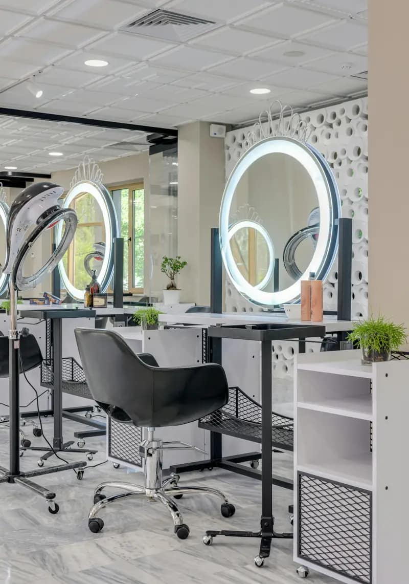 Détail des postes de coiffure et miroirs lumineux du salon Maison Halo