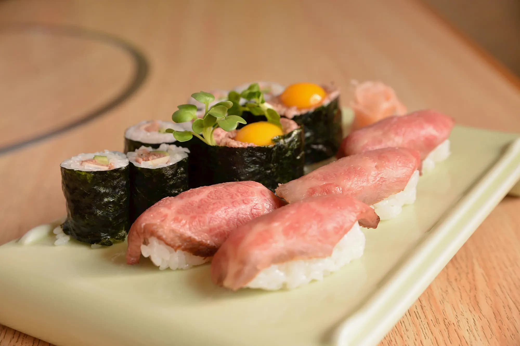 Plateau sushi premium présenté sur table en bois