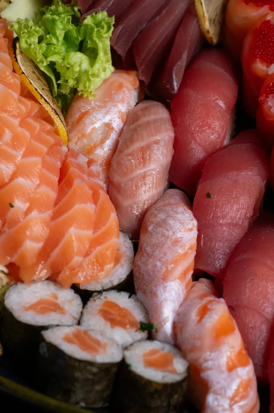 Grand plateau de sushi variés